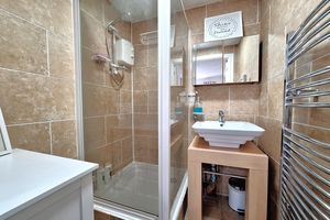 Ensuite - click for photo gallery